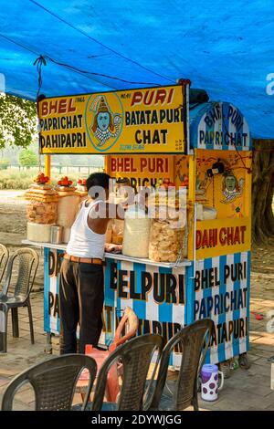 Un homme vendant papri chat, bhel puri et une grande variété de chats, dans son panier à côté d'une route à Kolkata, Inde le 2019 mai Banque D'Images