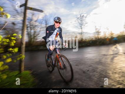 Nierstein, Allemagne. 19 décembre 2020. Jason Osborne, rameur et champion du monde du e-cyclisme, monte une colline sur son cours d'entraînement. Le rameur léger veut gagner de l'or aux Jeux Olympiques de Tokyo en 2021. Après cela, la prochaine grande chose est à l'horizon: Passer au vélo professionnel. (À dpa-Korr 'Premier or olympique, puis cycliste pro: Rameur Osborne a 'Mega Bock') Credit: Andreas Arnold/dpa/Alay Live News Banque D'Images