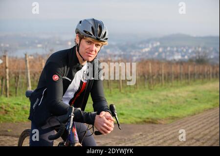 Nierstein, Allemagne. 19 décembre 2020. Jason Osborne, rameur et champion du monde du e-cyclisme, est inscrit sur son cours de formation dans les vignobles au-dessus du Rhin. Le rameur léger veut gagner de l'or aux Jeux Olympiques de Tokyo en 2021. Après cela, le prochain grand projet est à venir: Le passage au vélo professionnel. (À dpa-Korr 'première médaille d'or olympique, puis cycliste professionnel: Le rameur Osborne a 'Mega Bock') Credit: Andreas Arnold/dpa/Alamy Live News Banque D'Images