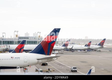 New York, États-Unis. 24 décembre 2020. Des avions Delta Airlines sont vus aux portes de l'aéroport international John F. Kennedy (JFK) de New York. Le gouverneur Andrew Cuomo a annoncé que trois compagnies aériennes qui assurent le service entre le Royaume-Uni et la ville de New York testeront les voyageurs du Royaume-Uni pour une nouvelle souche de COVID-19. Ces compagnies aériennes sont Delta, Virgin Airlines et British Airways et ont toutes accepté de le faire. Crédit : SOPA Images Limited/Alamy Live News Banque D'Images