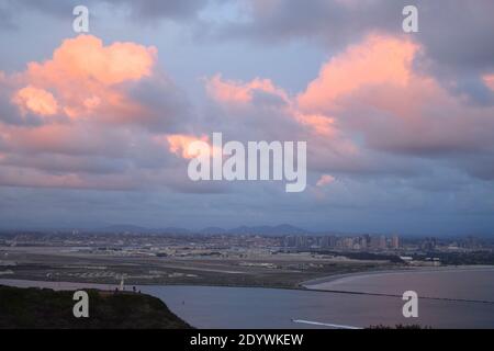 La ville de San Diego au crépuscule montrant le centre-ville et les montagnes côtières au-delà. Banque D'Images
