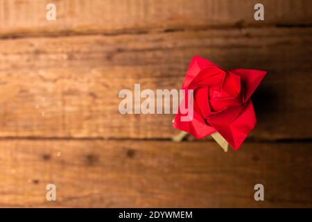 Papier rouge rose sur une ancienne table en bois avec espace de copie. Mise au point sélective. Concept pour une Saint-Valentin écologique. Banque D'Images