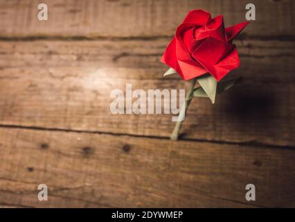 Papier rouge rose sur une ancienne table en bois avec espace de copie. Mise au point sélective. Concept pour une Saint-Valentin écologique. Banque D'Images