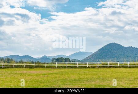 Paysage ferme vide avec fond de paysage de montagne et ciel nuageux. Vue grand angle, image de jour. Banque D'Images