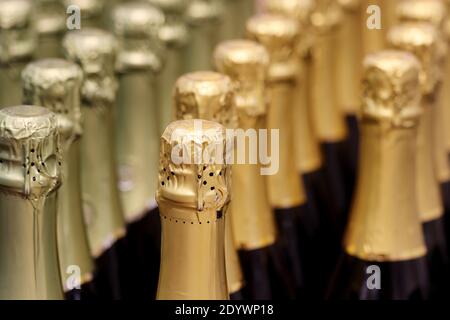 Bouteilles de vin mousseux en papier d'aluminium doré pour la fête. Champagne dans un magasin de vin, industrie de l'alcool Banque D'Images