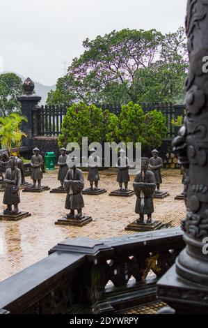 Hue, Vietnam, 16 décembre 2016 : statues officielles du gouvernement sur le tombeau de l'empereur Khai Dinh, où se trouve à environ 10 kilomètres de la ville de Hue. Banque D'Images