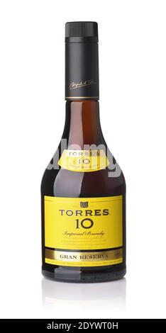 Samara, Russie - décembre 2020. Photo de produit de la bouteille de brandy Torres 10 Gran Reserva isolée sur blanc Banque D'Images