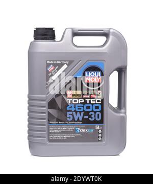 Samara, Russie - septembre 2020. Plan de produit de l'huile moteur bouteille en plastique Liqui Moly isolée sur blanc Banque D'Images