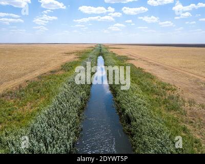 Canal d'irrigation dans un désert ou une zone de steppe. Banque D'Images