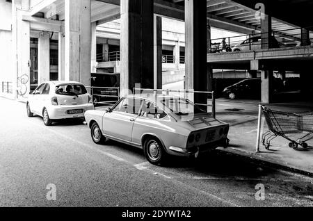 trieste, italie, 28 avril 2018, complexe d'habitation ater, rozzol melara, enregistrement infrarouge, fiat 850 coupé dans un garage Banque D'Images