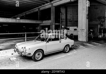 trieste, italie, 28 avril 2018, complexe d'habitation ater, rozzol melara, enregistrement infrarouge, fiat 850 coupé dans un garage Banque D'Images