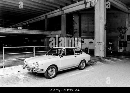 trieste, italie, 28 avril 2018, complexe d'habitation ater, rozzol melara, enregistrement infrarouge, fiat 850 coupé dans un garage Banque D'Images