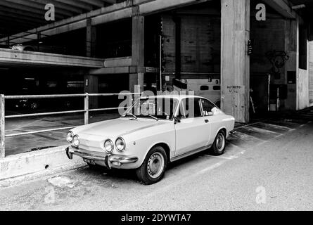 trieste, italie, 28 avril 2018, complexe d'habitation ater, rozzol melara, enregistrement infrarouge, fiat 850 coupé dans un garage Banque D'Images