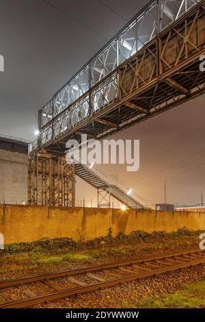 Zone industrielle de nuit avec passage de pipeline éclairé, port d'Anvers, Belgique. Banque D'Images