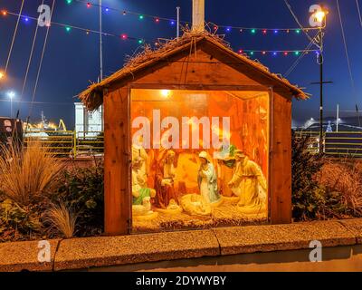 KILLYBEGS, IRLANDE - DÉCEMBRE 06 2020 : Nativité de Noël scène debout sur la place. Banque D'Images