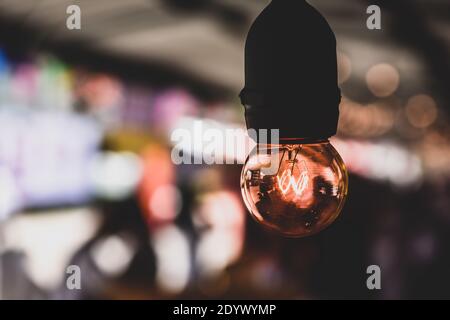 Les ampoules rondes offrent une lumière magnifique. Style vintage Banque D'Images