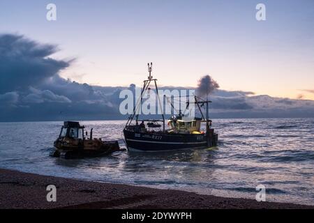 Hastings, East Sussex, Royaume-Uni 28th décembre 2020. Le chalutier de pêche de Hastings se lance à l'aube, depuis la plage des pêcheurs de la vieille ville de Stade. Avec plus de 25 bateaux, Hastings possède la plus grande flotte de pêche lancée sur la plage en Europe. C.Clarke/Alamy Live News Banque D'Images