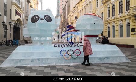 Deux sculptures sur glace représentant les mascottes officielles des Jeux Olympiques d'hiver de 2022, Bing Dwen Dwen et Shuey Rhon Rhon, se tiennent avec les anneaux olympiques autour dans Banque D'Images