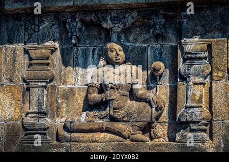 Sculptures à Borobudur, temple bouddhiste de Mahayana, dans le centre de Java, en Indonésie. Banque D'Images