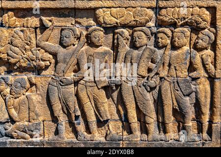 Sculptures à Borobudur, temple bouddhiste de Mahayana, dans le centre de Java, en Indonésie. Banque D'Images