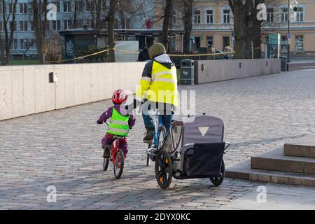 Père avec poussette à vélo et enfants à vélo dans la ville pendant l'urgence de Covid ou coronavirus, concept de transport durable Banque D'Images