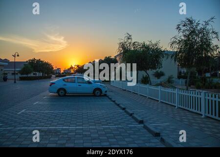 Parking pendant le coucher du soleil dans la communauté de villa Banque D'Images