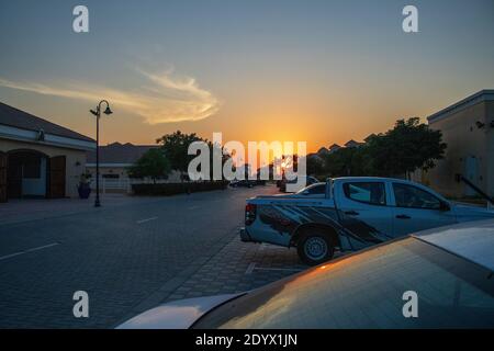 Parking pendant le coucher du soleil dans la communauté de villa Banque D'Images