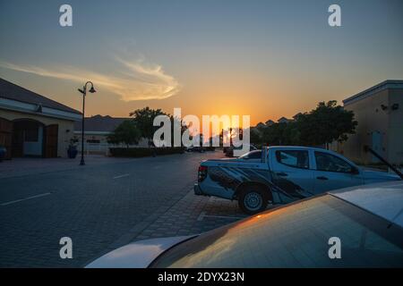 Parking pendant le coucher du soleil dans la communauté de villa Banque D'Images