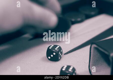 Jeu de Backgammon, pièce mobile du joueur, sur un tissu et une planche en cuir. Avec tons de couleur Banque D'Images