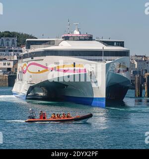 Le ferry Condor Liberation arrive à St Peter Port Guernesey Banque D'Images