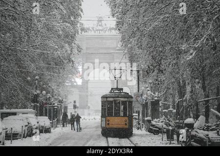 Milan, Italie. 28 décembre 2020. Un tram comme une grosse chute de neige frappe Milan, Italie le 28 décembre 2020 crédit: Piero Cruciatti/Alay Live News Banque D'Images