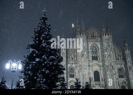 Milan, Italie. 28 décembre 2020. Neige abondante chute à Piazza Duomo, Milan, Italie le 28 décembre 2020 crédit: Piero Cruciatti/Alay Live News Banque D'Images