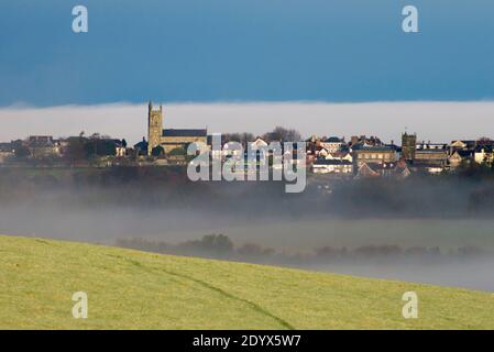 Shaftesbury, Dorset, Royaume-Uni. 28 décembre. Météo Royaume-Uni. Vue sur les églises qui se trouvent au-dessus de la brume à Shaftesbury, dans le Dorset, un matin froid et glacé et une poulasse de neige légère. Crédit photo : Graham Hunt/Alamy Live News Banque D'Images