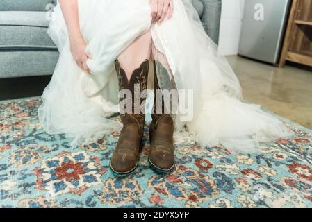 Mariée dans ses bottes de cow-boy pour un mariage de pays Banque D'Images