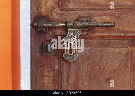 Fermoir de porte en bronze vintage. Serrure de porte traditionnelle indienne à motifs pour cadenas Banque D'Images