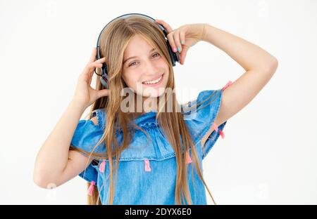 Portrait d'une fillette heureuse dans un casque Banque D'Images