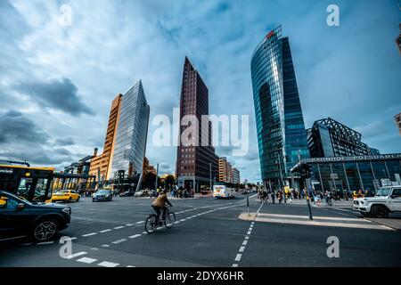 Berlin, Allemagne - 20 septembre 2019 : carrefour avec circulation sur la Potsdamer Platz à Berlin, Allemagne Banque D'Images
