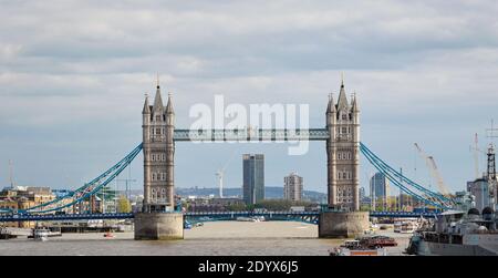 Le légendaire Tower Bridge reliant Londres à Southwark sur la Tamise. Londres, Royaume-Uni Banque D'Images