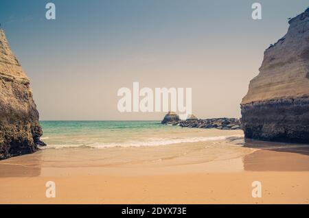 Paysage de la belle plage de sable Praia dos Tres Castelos avec des rochers et des falaises dans la ville de Portimao, le quartier de l'Algarve, l'eau turquoise de l'océan Atlantique Banque D'Images