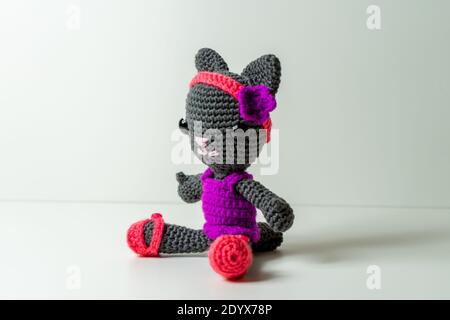 Chat Amigurumi en gris et rose Selfmade Banque D'Images