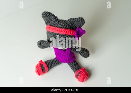 Chat Amigurumi en gris et rose Selfmade Banque D'Images