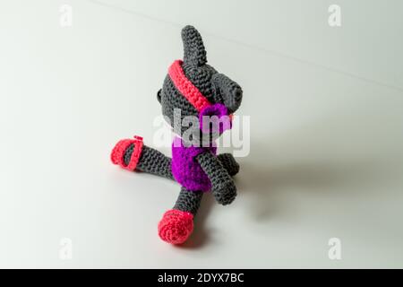 Chat Amigurumi en gris et rose Selfmade Banque D'Images