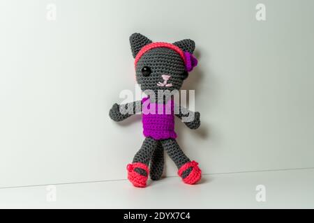 Chat Amigurumi en gris et rose Selfmade Banque D'Images