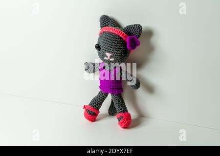 Chat Amigurumi en gris et rose Selfmade Banque D'Images