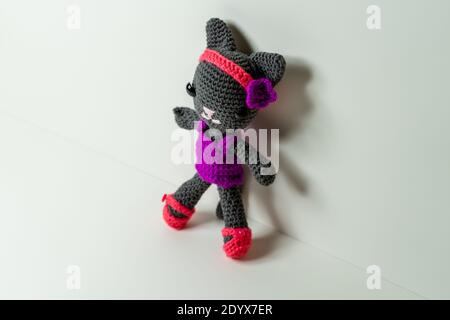 Chat Amigurumi en gris et rose Selfmade Banque D'Images