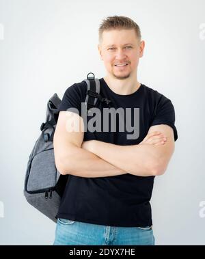 Homme heureux avec des mains croisées isolées sur fond blanc Banque D'Images