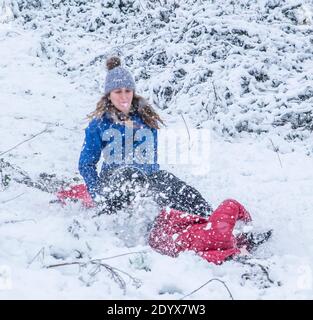 Kidderminster, Royaume-Uni. 28 décembre 2020. Météo au Royaume-Uni : un rêve pour les familles qui rêvent de ce « Noël blanc », même s'il y a quelques jours de retard ! Les gens du Worcestershire se réveillent ce matin pour trouver une chute de neige importante et à 9 h 00, ils sont dehors en profitant de ce merveilleux pays hivernal, traîner à vitesse réduite n'importe quelle pente qu'ils peuvent trouver! Crédit : Lee Hudson/Alay Live News Banque D'Images