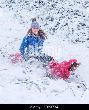 Kidderminster, Royaume-Uni. 28 décembre 2020. Météo au Royaume-Uni : un rêve pour les familles qui rêvent de ce « Noël blanc », même s'il y a quelques jours de retard ! Les gens du Worcestershire se réveillent ce matin pour trouver une chute de neige importante et à 9 h 00, ils sont dehors en profitant de ce merveilleux pays hivernal, traîner à vitesse réduite n'importe quelle pente qu'ils peuvent trouver! Crédit : Lee Hudson/Alay Live News Banque D'Images