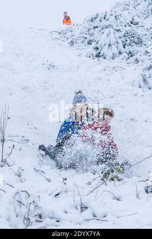 Kidderminster, Royaume-Uni. 28 décembre 2020. Météo au Royaume-Uni : un rêve pour les familles qui rêvent de ce « Noël blanc », même s'il y a quelques jours de retard ! Les gens du Worcestershire se réveillent ce matin pour trouver une chute de neige importante et à 9 h 00, ils sont dehors en profitant de ce merveilleux pays hivernal, traîner à vitesse réduite n'importe quelle pente qu'ils peuvent trouver! Crédit : Lee Hudson/Alay Live News Banque D'Images