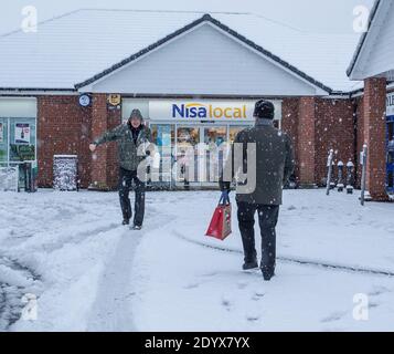 Kidderminster, Royaume-Uni. 28 décembre 2020. Météo au Royaume-Uni : un rêve pour les familles qui rêvent de ce « Noël blanc », même s'il y a quelques jours de retard ! Les gens du Worcestershire se réveillent ce matin pour découvrir une chute de neige importante et à 9 h 00, ils sont dehors en appréciant ce merveilleux pays d'hiver. Crédit : Lee Hudson/Alay Live News Banque D'Images